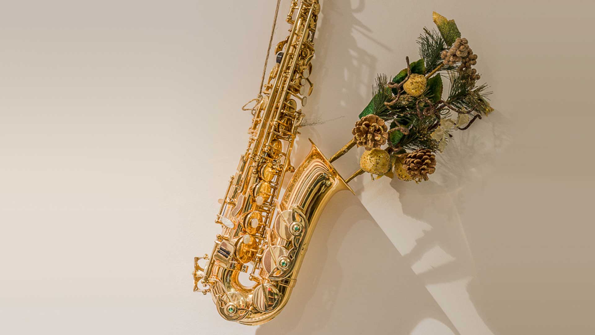 Saxofón en la pared - Hostal Ávila